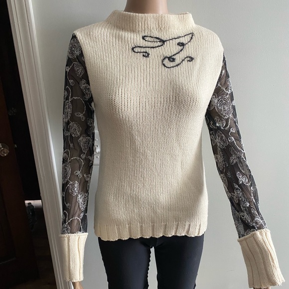 Beautiful sweater size junior Large - Picture 1 of 5